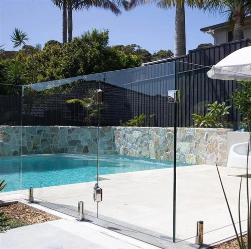 Temperli cam havuz çit