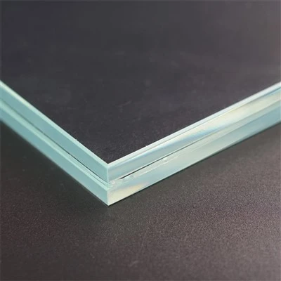Laminated glass thickness and interlayer configuration for architectural applications
